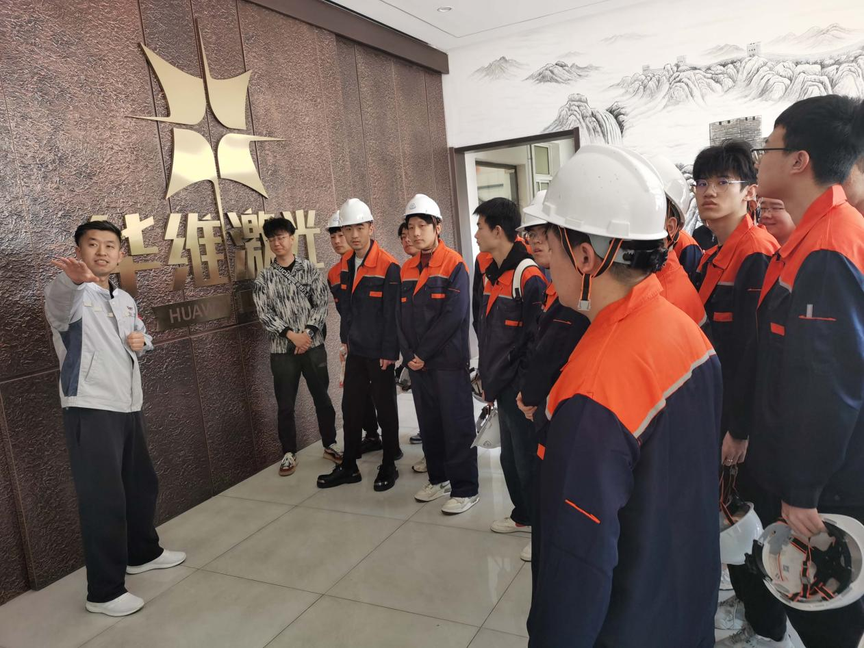 معلمان و دانشجویان دانشگاه فناوری Shenyang از شرکت تولید تجهیزات لیزر Huawei ، Ltd.